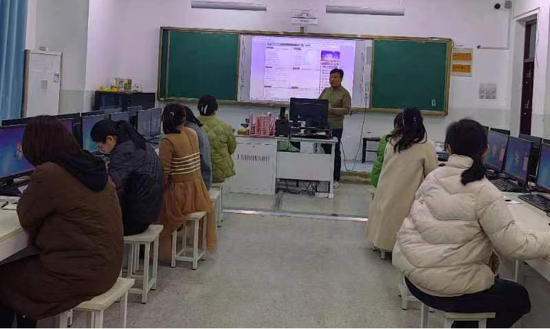 接受计算机培训 老师学生共成长